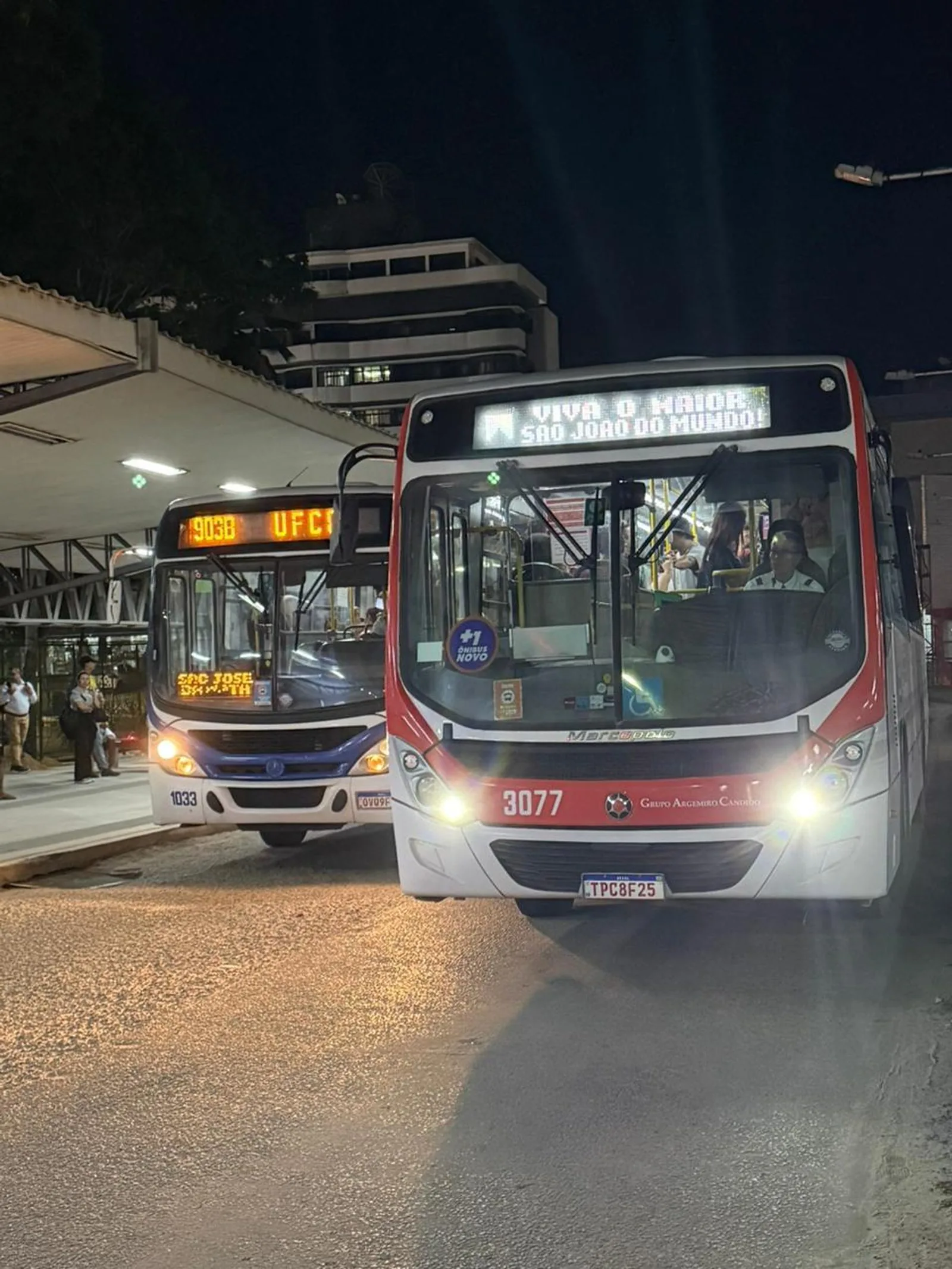 Ônibus do transporte público de Campina Grande em ponto de parada na cidade