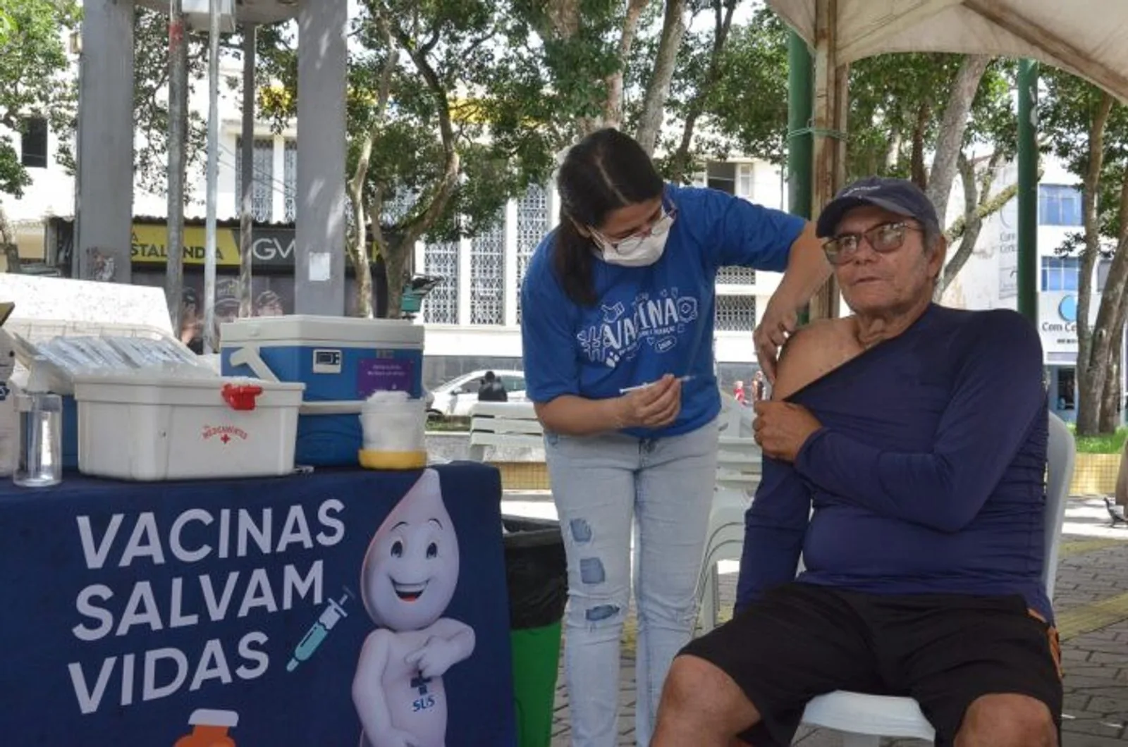 Campanha de vacinação contra a Influenza em unidade de saúde de Campina Grande.