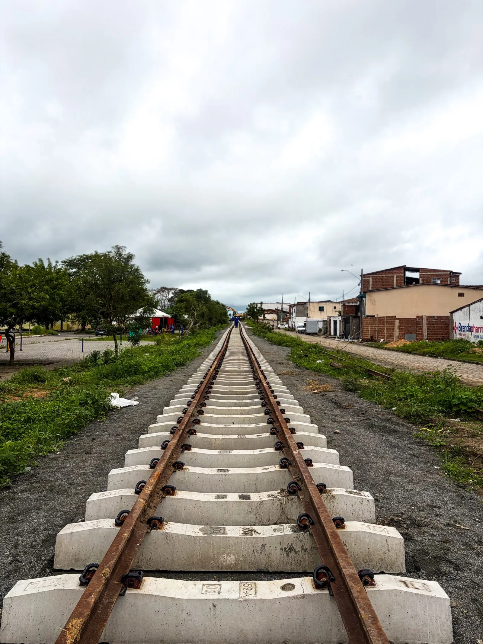 Trilhos e dormentes de concreto recém-assentados na linha férrea que receberá o VLT em Campina Grande
