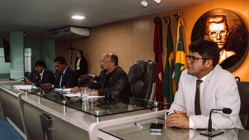 Vereadores durante sessão ordinária no plenário da Câmara Municipal de Campina Grande