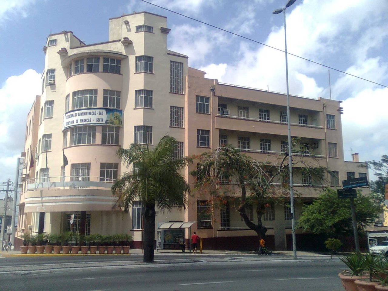 Fachada do Grande Hotel, prédio em estilo art déco de quatro pavimentos no centro de Campina Grande
