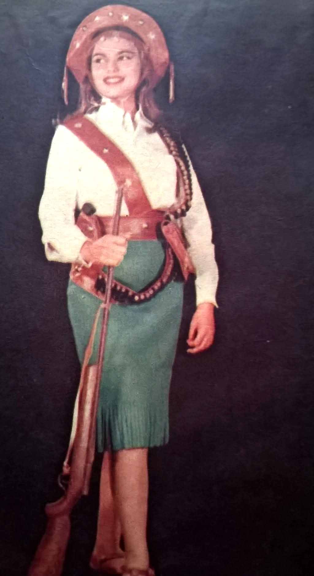 Kalina Nogueira em traje típico inspirado no cangaço, um dos figurinos do período em que representou a Paraíba.