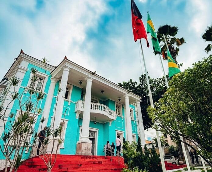 Fachada do Palácio do Bispo, com colunas e escadaria, em Campina Grande.