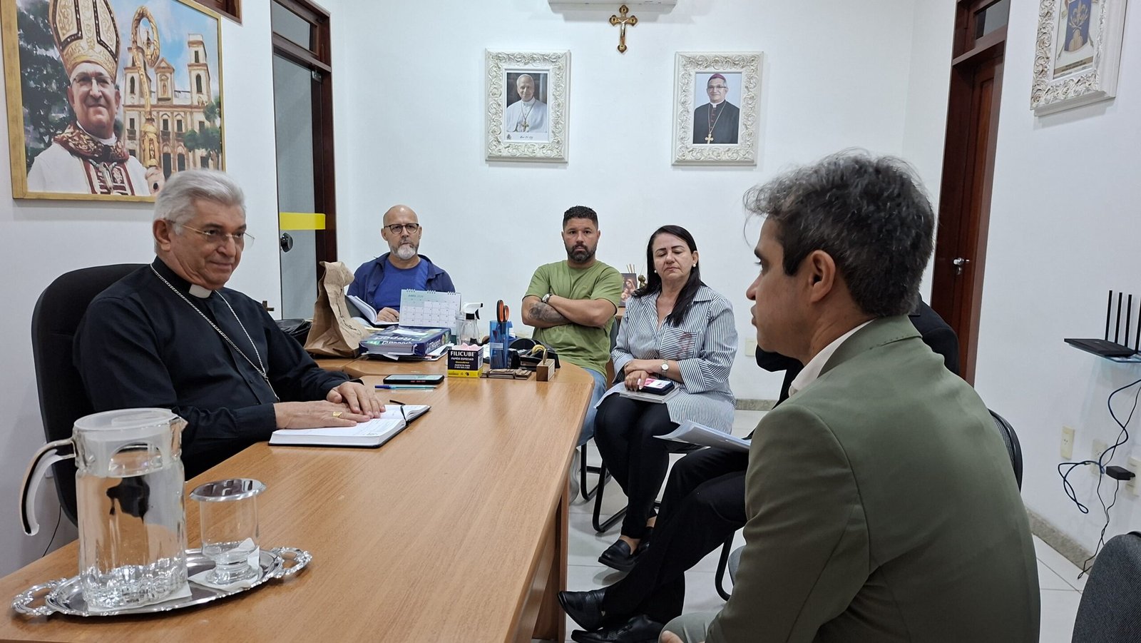 Reunião na Prefeitura de Campina Grande em que foi discutida a restauração do Palácio do Bispo e sua conversão em centro cultural.