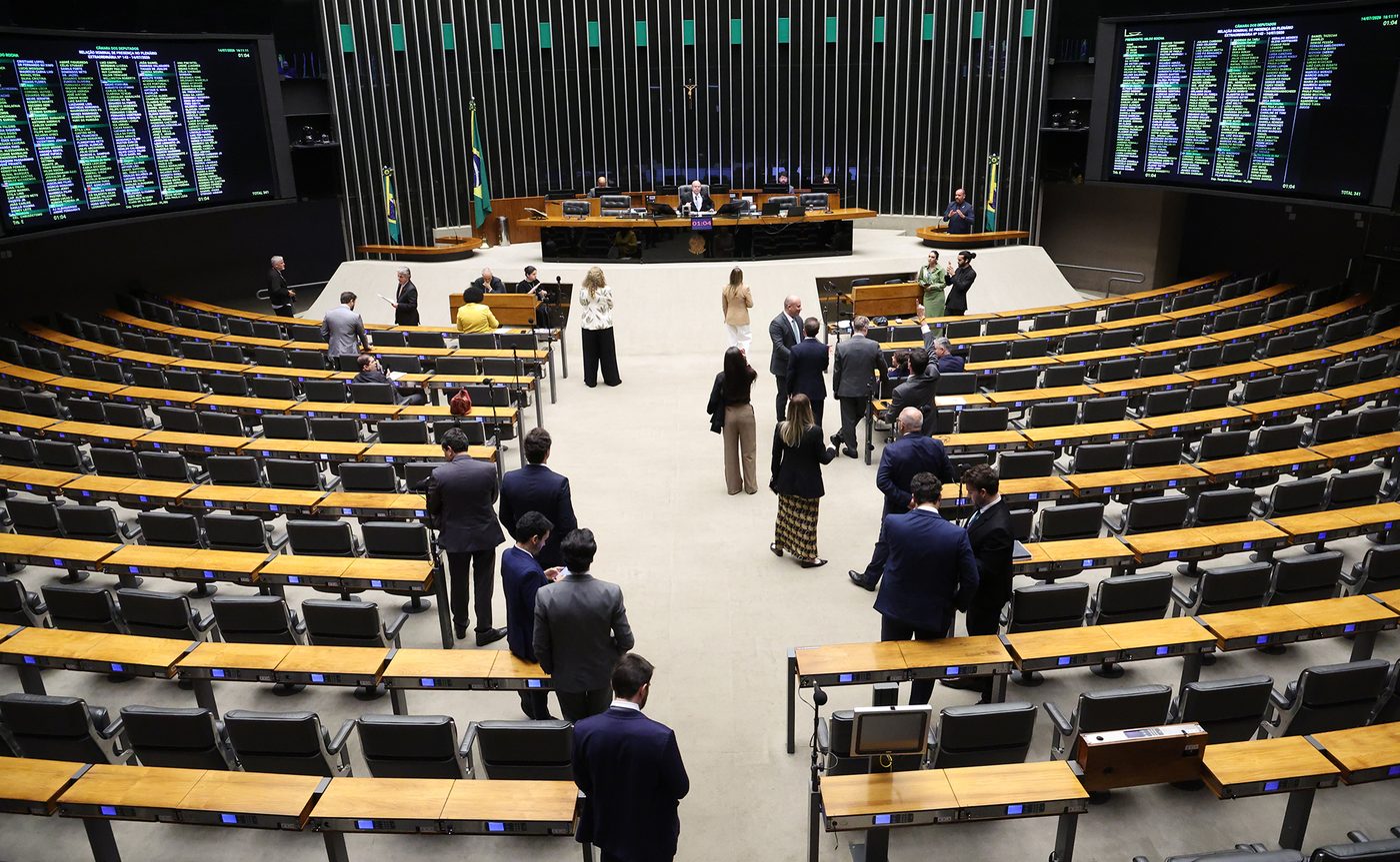 Deputados reunidos no plenário da Câmara dos Deputados durante sessão de votação em julho de 2026.